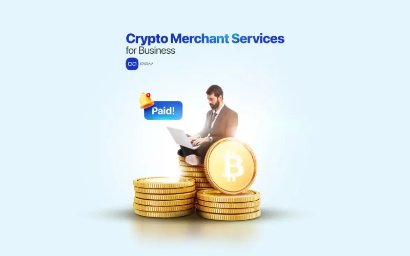 Un homme d'affaires utilise son ordinateur portable pour recevoir des paiements en Bitcoin via un service de paiement en cryptomonnaie.